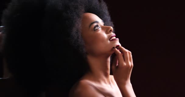 Schoonheid Sexy Bloemen Met Een Zwarte Vrouw Studio Een Donkere — Stockvideo