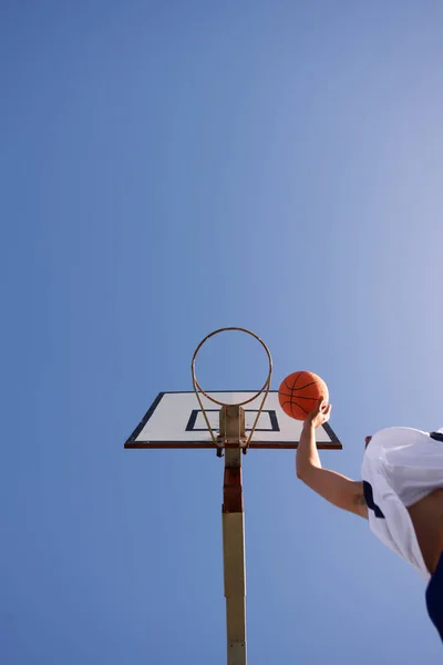 Olyan Vagyok Mint Egy Madár Alacsony Szögű Lövés Egy Kosárlabda — Stock Fotó