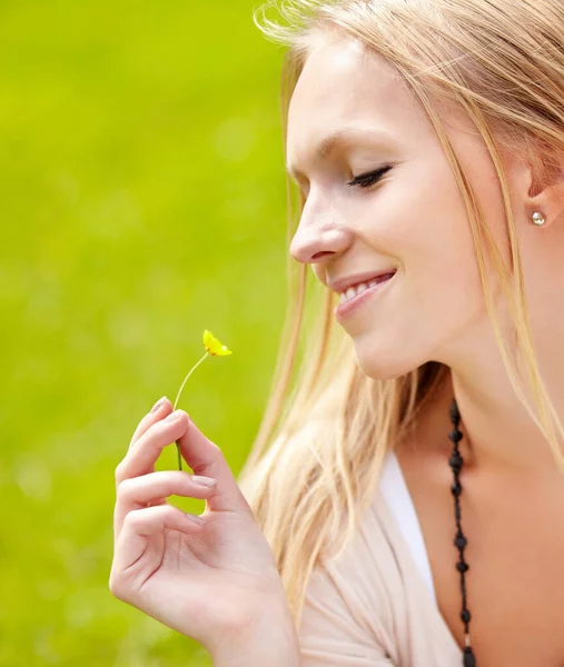 Feeling Carefree Cute Young Woman Looking Flower While Outdoors — Stock Photo, Image