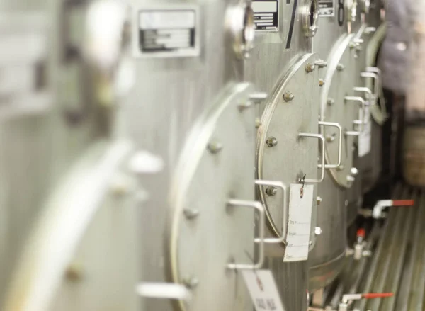 Interiorul Fabricii Bere Rezervoarele Fermentație Din Oțel Inoxidabil Pentru Fabricarea — Fotografie, imagine de stoc