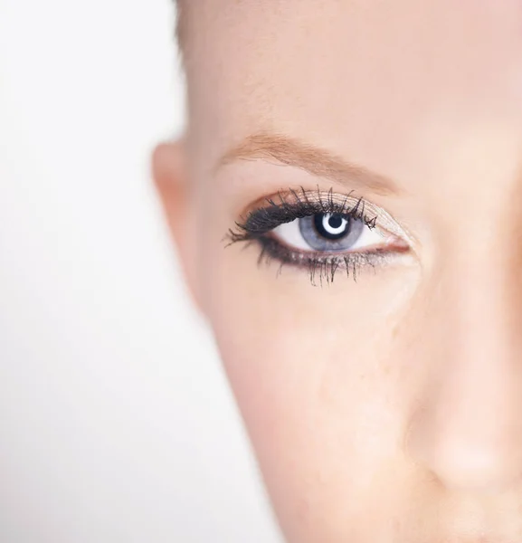 Kráska Jasnýma Očima Detailní Záběr Krásné Mladé Ženy Oko Make — Stock fotografie