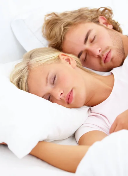 Schlummernd Ein Junges Paar Schläft Zusammen Bett — Stockfoto