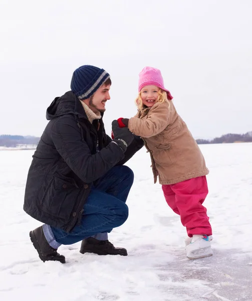 Перший Вихід Лід Старший Брат Навчає Доньку Кататися Замерзлому Природному — стокове фото