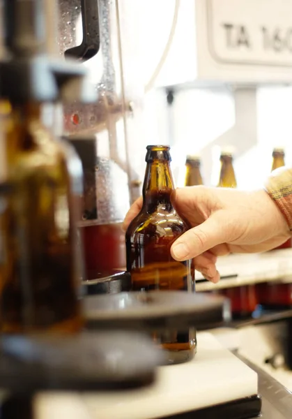 Готовий Тестування Пляшка Пива Яка Була Знята Виробничої Лінії — стокове фото