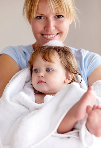Frisch Sauber Und Kostbar Eine Mutter Trägt Ihr Frisch Gewaschenes — Stockfoto