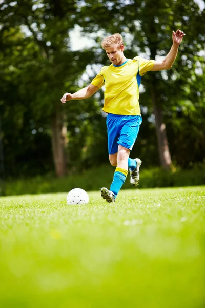Praticar Sua Técnica Jogador Futebol Correndo Para Chutar Bola Com — Fotografia de Stock