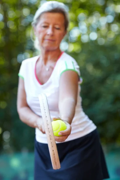 Przygotowujemy Się Rozpoczęcia Meczu Tenis Skupiona Starsza Kobieta Przygotowuje Się — Zdjęcie stockowe