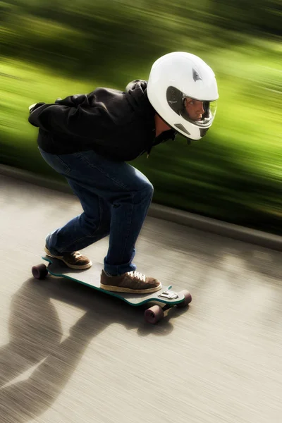 高速移動の感覚をお楽しみください ボード上の高速道路でスケートボードをしていた男が — ストック写真