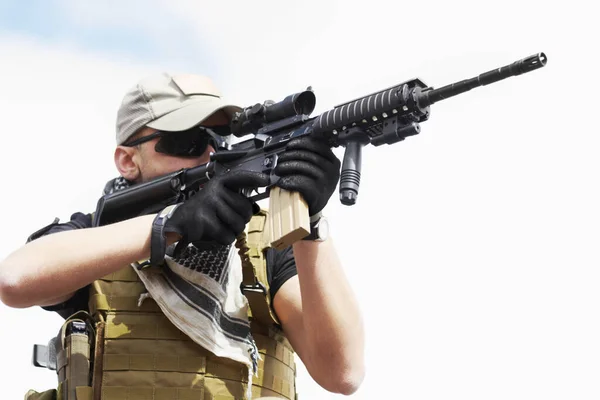 Düşmanı Görüş Alanına Aldı Nişan Alan Bir Askeri Keskin Nişancı — Stok fotoğraf