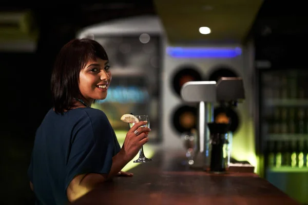 Wacht Iemand Een Mooi Jong Meisje Zit Alleen Aan Bar — Stockfoto