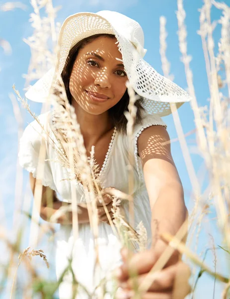 Дехто Бачить Бур Хтось Бачить Бажання Жінка Збирає Пшеницю Поля — стокове фото