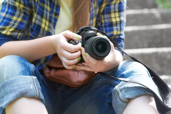Anpassung Der Einstellungen Zugeschnittenes Bild Einer Jungen Frau Mit Kamera — Stockfoto