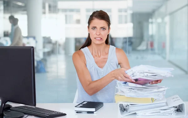 Dirait Que Des Ennuis Une Femme Affaires Stressée Grimaçant Tenant — Photo