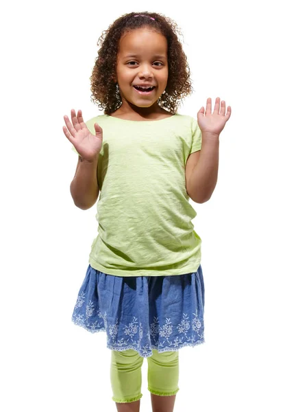 こんにちは 可愛いです小さなアフリカ系アメリカ人の女の子立ちますに対してAホワイト背景とともに彼女の手上げ — ストック写真
