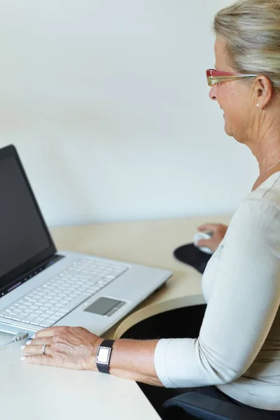 Estou Navegar Internet Mulher Sênior Usando Laptop Seu Escritório Casa — Fotografia de Stock