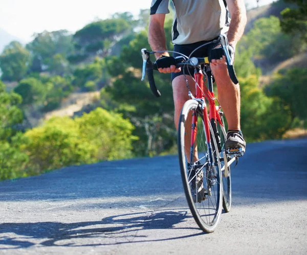 Sprider Toppen Cyklist Rider Uppför Landsväg — Stockfoto