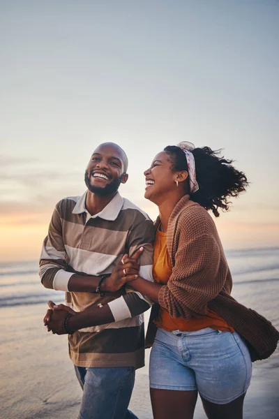 Casal Feliz Amor Viagens Praia Mãos Dadas Data Tempo Qualidade — Fotografia de Stock