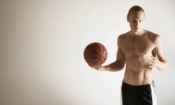 Gerçek Bir Atlet Elinde Basketbol Topu Tutan Yakışıklı Bir Genç — Stok fotoğraf