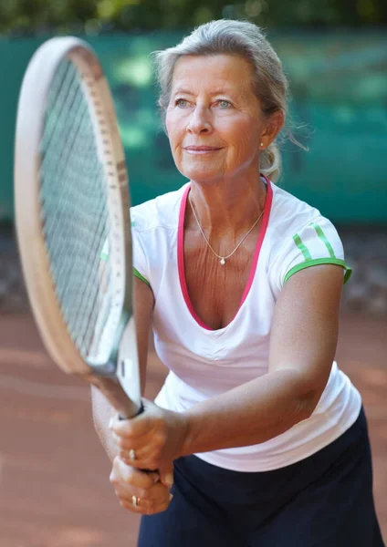 Tenis Utrzymuje Zdrowiu Starsza Kobieta Przygotowuje Się Powrotu Serw Podczas — Zdjęcie stockowe