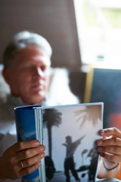 放松他最喜欢的杂志 一个老年人在卧室里看杂志 — 图库照片