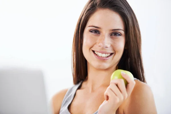 Fuel Keep Her Browsing Portrait Attractive Young Woman Eating Green — Stock Photo, Image