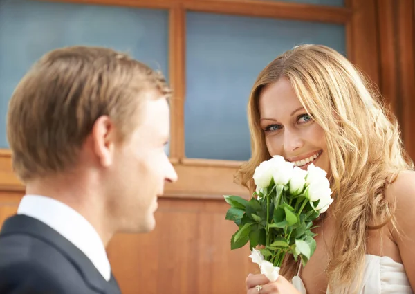 Gran Comienzo Para Una Velada Romántica Una Hermosa Mujer Sosteniendo — Foto de Stock