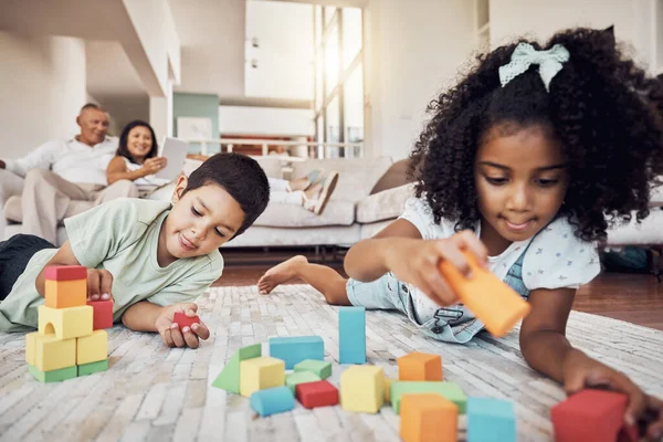 在家庭 客厅和成长 发展和娱乐场所的孩子 积木和创造性学习 在休息室集中儿童 教育用砖头玩具和青年创造力 — 图库照片