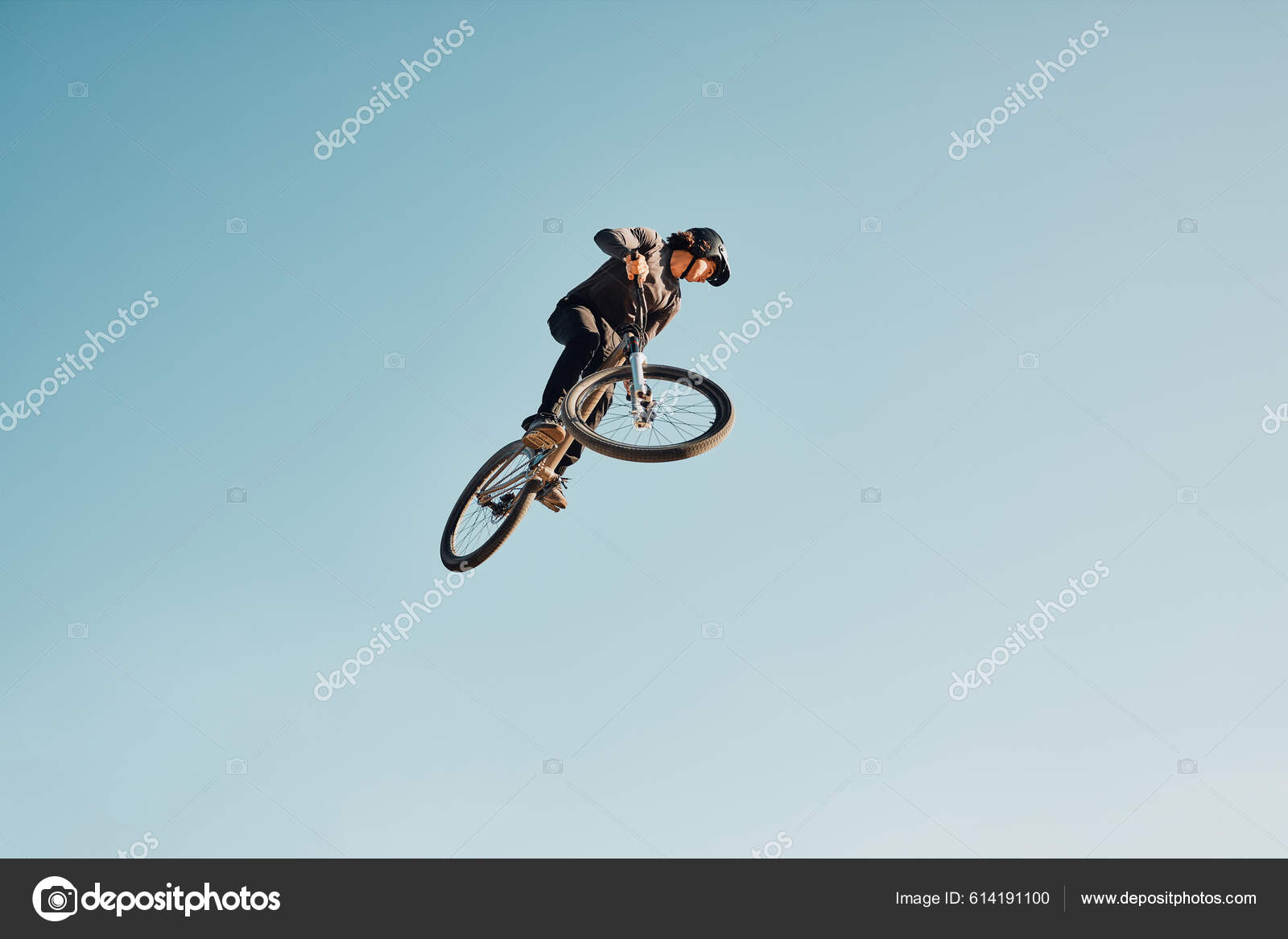 Retrato de un ciclista en el fondo del cielo, un hombre en un