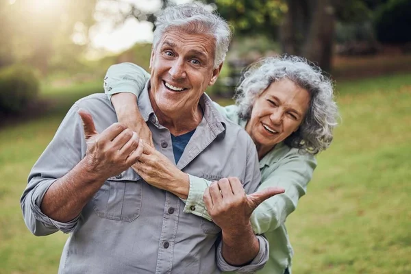 Parco Benessere Coppia Anziana Con Pollici Una Sana Motivazione Sostegno — Foto Stock