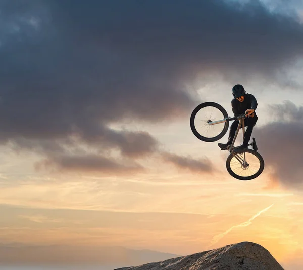 山地自行车 跳跃和运动与一个具有能量和速度的男子运动员的自然模型 健康的运动员 有速度跳跃 日落时骑自行车在山上做假动作 — 图库照片