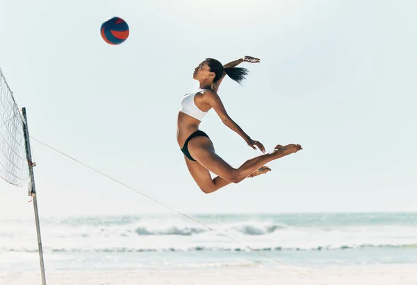 Sportlerinnen Springen Beim Beachvolleyball Sommer Outdoor Wettbewerbsspiel Auf Ozean Oder — Stockfoto