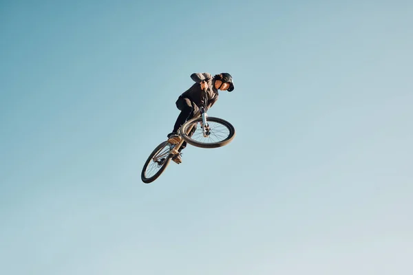 オートバイのスタント スポーツアクションパフォーマンス フィットネストレーニング または屋外自転車のパフォーマンスのための青い空のモックアップ上の空気ジャンプでの人のサイクリング Bmx自転車冒険モックアップ付きのプロスポーツ人 — ストック写真