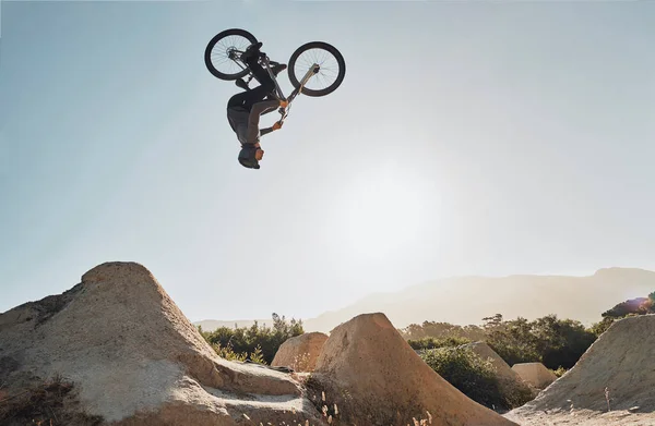 Mountainbike Jump Training Mann Auf Felsen Hügel Radfahren Der Luft — Stockfoto