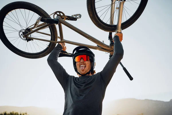 자전거 우승자들은 에서의 승리를 축하하는 흉내를 오토바이를 은성적 의식때문에 자전거를 — 스톡 사진
