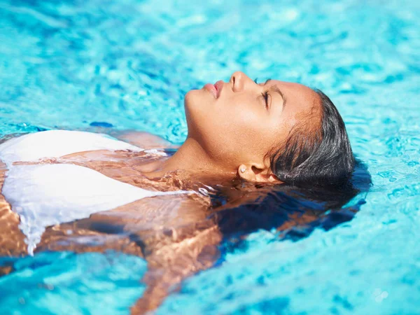 Una Relajación Total Vista Recortada Una Joven Una Piscina — Foto de Stock