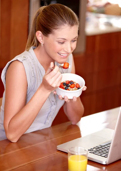 Aggiorniamo Sui Notiziari Del Mattino Una Bella Giovane Donna Che — Foto Stock