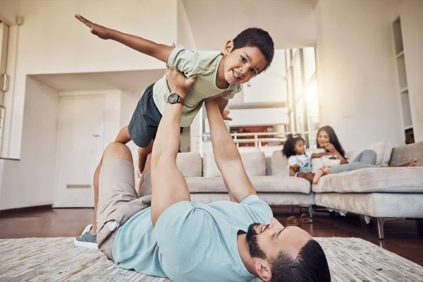 Šťastná Rodina Otec Syn Hrají Podlaze Obývacího Pokoje Odpočívají Radují — Stock fotografie