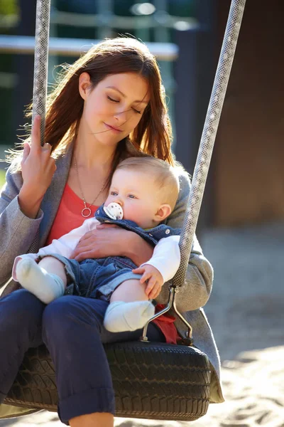 Att Vara Mamma Kan Vara Glädjande Ung Mamma Park Swing — Stockfoto