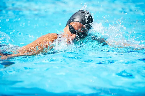 水泳は技術のすべてである 女性スイマー作る彼女の方法でAスイミングプールストロークによってストローク — ストック写真