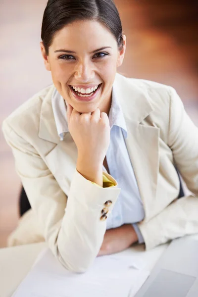 Het Bedrijfsleven Opwindend Portret Van Een Jonge Zakenvrouw Zittend Aan — Stockfoto