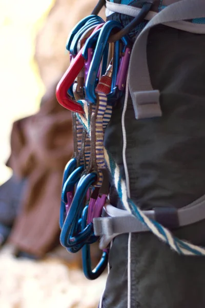 Είναι Έτοιμη Σκαρφαλώσει Ccarabiners Που Συνδέονται Ένα Θηλυκό Ορειβάτη — Φωτογραφία Αρχείου