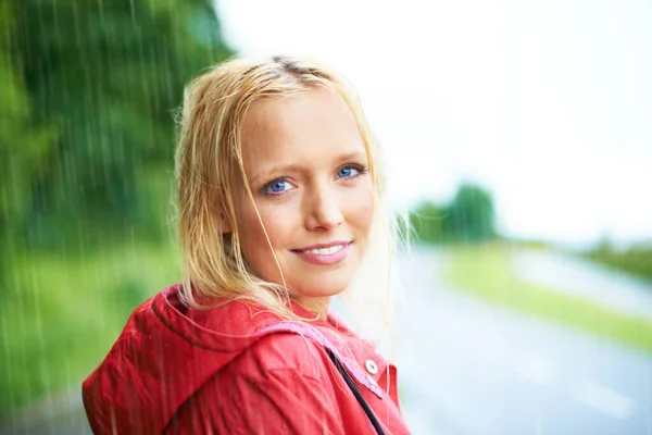 Landsbygdens Skönhet Underbar Ung Blond Kvinna Bär Röd Regnrock Regnet — Stockfoto