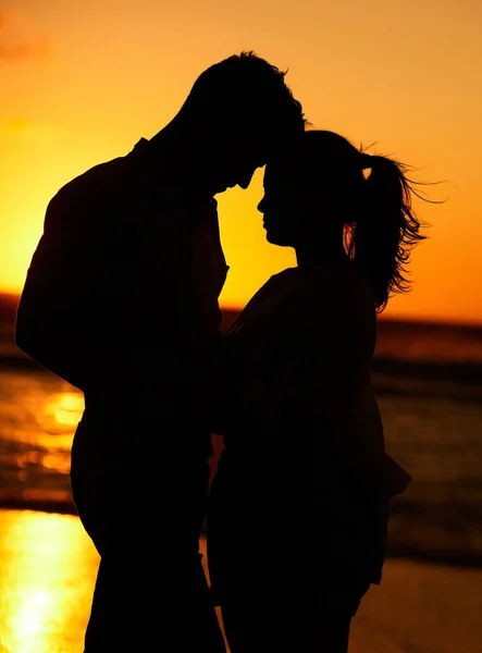 Silueta Pareja Joven Playa Atardecer Abrazándose Afecto Personas Vacaciones Vacaciones —  Fotos de Stock