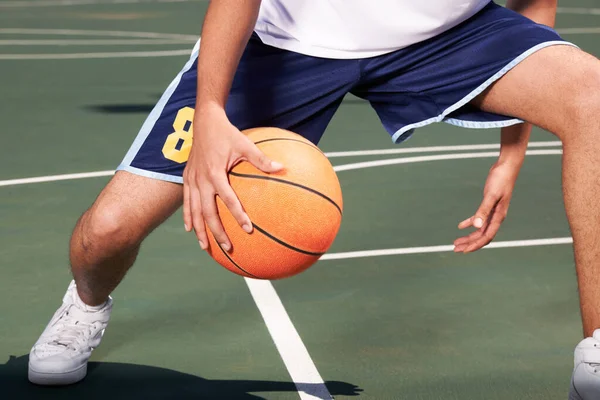 Schauen Sie Sich Diesen Coolen Pass Ein Basketballspieler Schiebt Den — Stockfoto