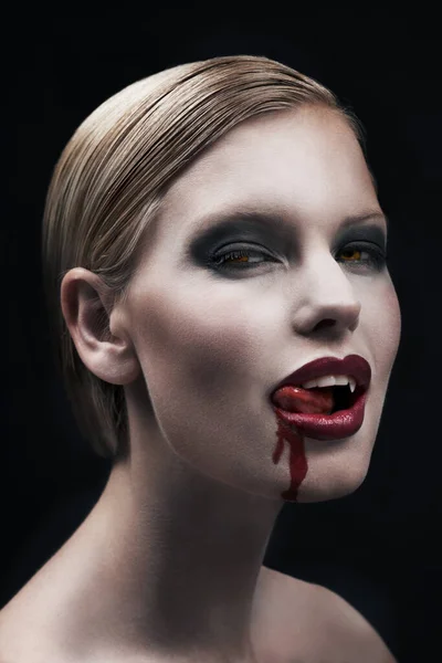 Impulsado Por Deseo Oscuro Una Mujer Vampiro Provocativa Lamiéndose Labio —  Fotos de Stock