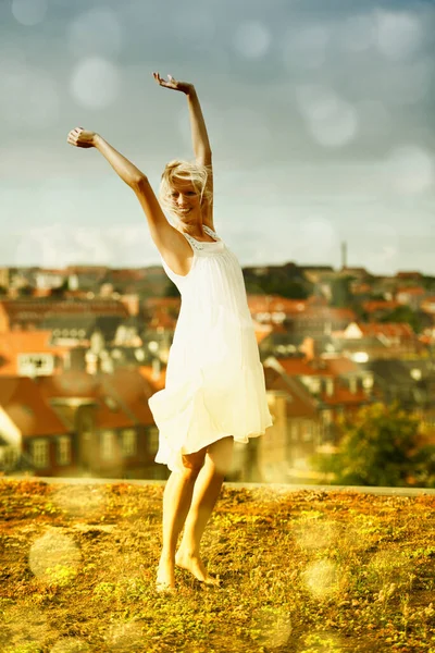 Διασκέδαση Στον Ήλιο Μια Πανέμορφη Νεαρή Γυναίκα Που Χορεύει Περιτριγυρισμένη — Φωτογραφία Αρχείου