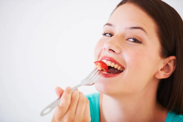 Disfrutando Poco Fruta Fresca Retrato Una Joven Atractiva Comiendo Fruta — Foto de Stock