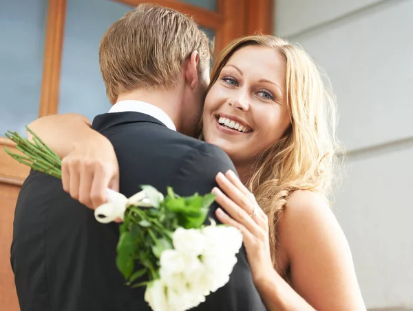 Être Une Super Soirée Une Belle Femme Avec Bouquet Fleurs — Photo