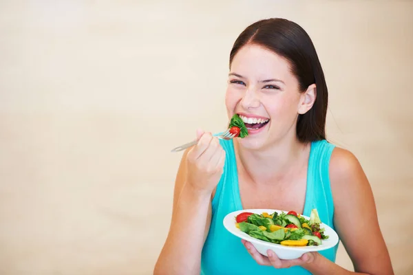 菜食主義の選択 サラダを楽しむ美しい若い女性の肖像画 — ストック写真