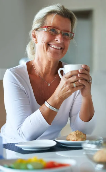 Godo Uno Spuntino Del Caffe Una Bella Donna Anziana Che — Foto Stock